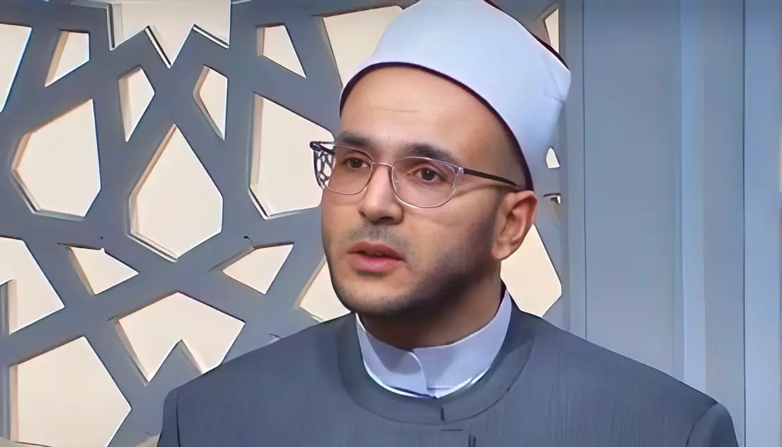 الشيخ هشام ربيع: كشف الركبة يبطل الصلاة