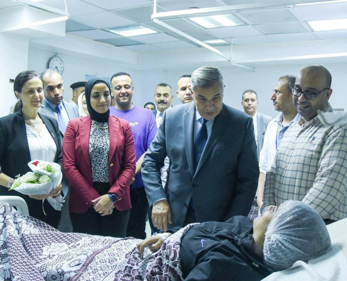 محافظ الإسكندرية يطمئن على مصابي حادث الغرق بالمستشفى