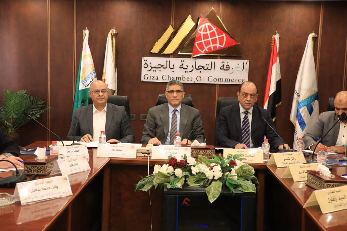 المحافظ عادل النجار يناقش تجهيز معارض أهلا مدارس بالجيزة