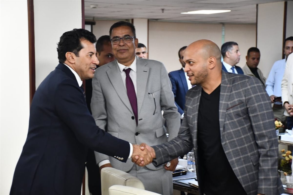 وزير الرياضة يعقد اجتماعًا مع مسئولي الشؤون القانونية بالأندية