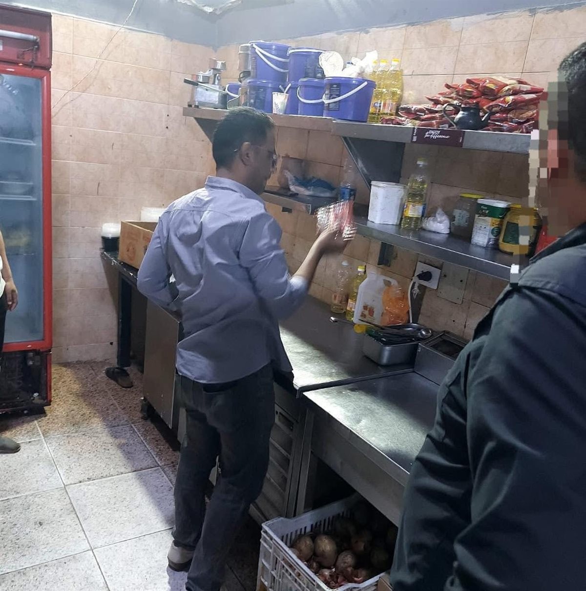 فرق الرقابة الصحية أثناء إعدام الأغذية الفاسدة ببني سويف