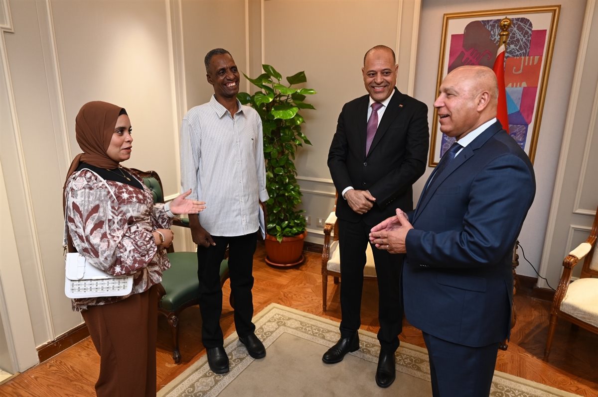 كامل الوزير يكرم عامل مزلقان السادات ببني سويف