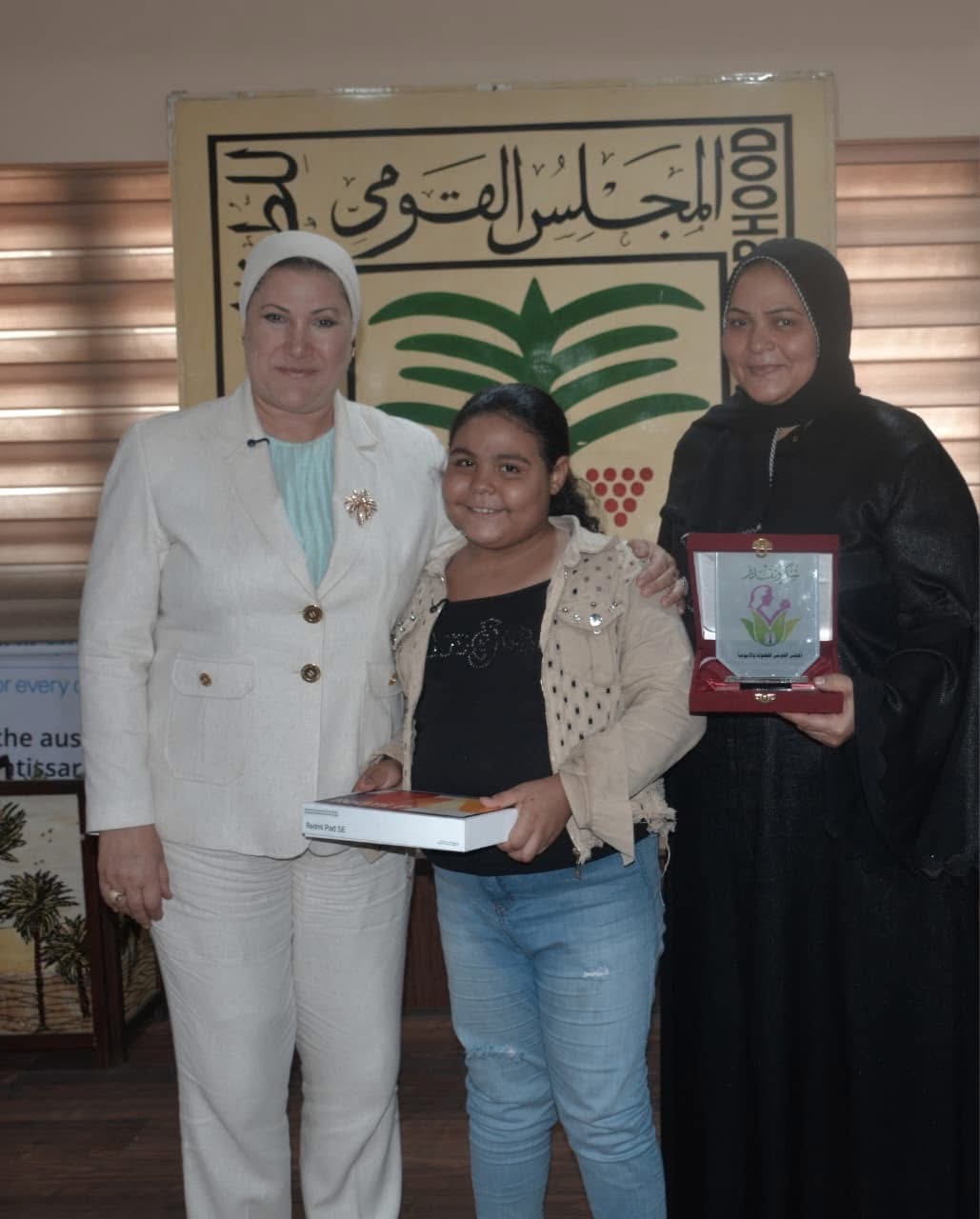 الطفلة هايدي تتسلم درع المجلس القومي للطفولة
