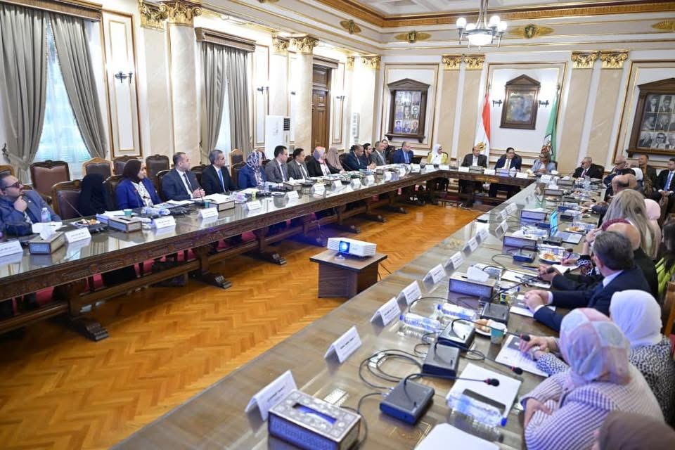 جامعة القاهرة تشارك في اجتماع لجنة جوائز التميز الداخلي 2025