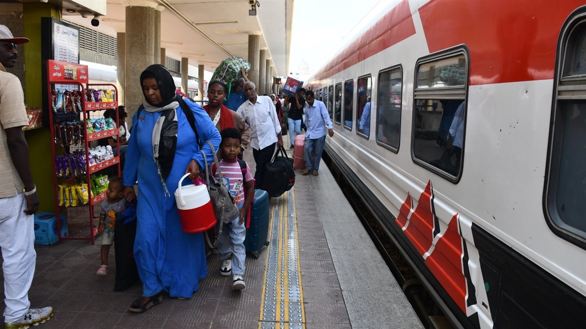 تشغيل القطار الثامن لنقل أكثر من 940 سودانياً من القاهرة إلى أسوان
