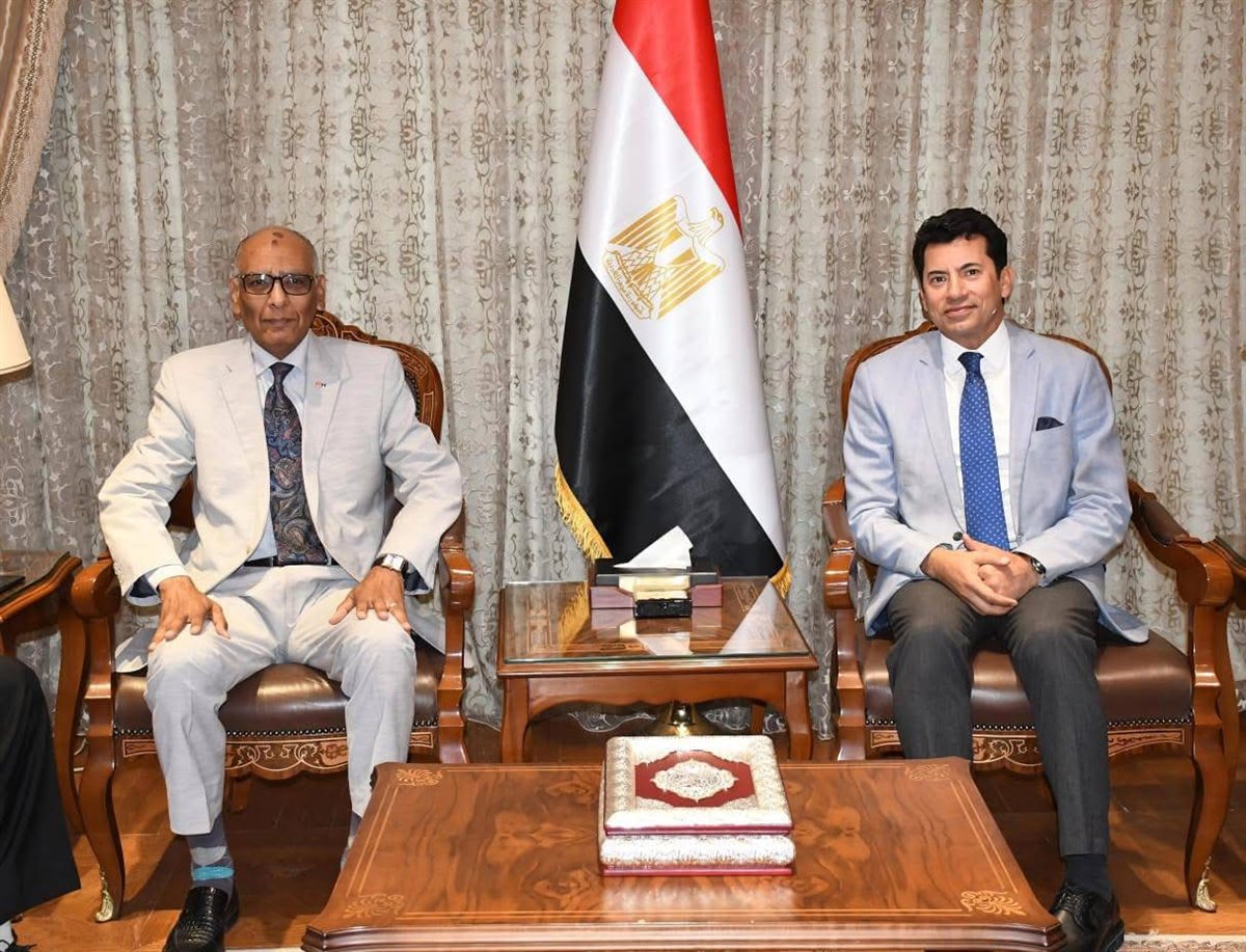 وزير الرياضة يتابع تجهيزات تنظيم البطولة الأفريقية للهوكي