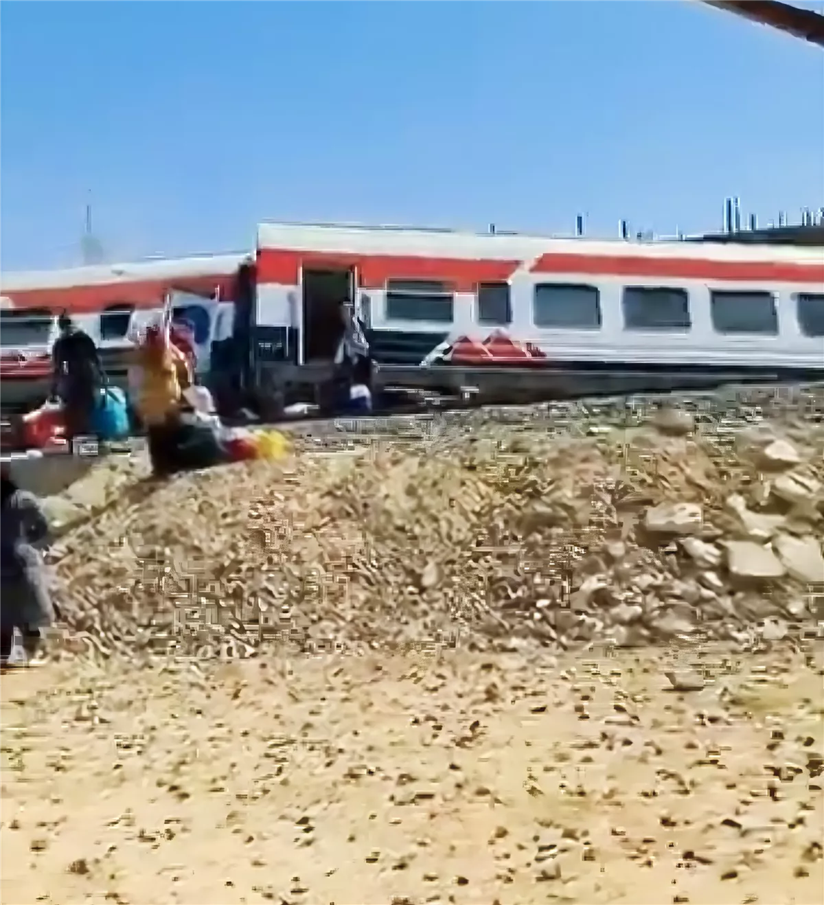 فرق الإسعاف تنقل المصابين من موقع حادث قطار مطروح
