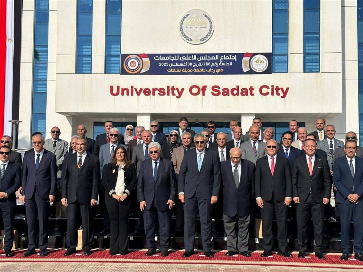 وزير التعليم العالي يناقش تطوير الأنشطة الطلابية والنشر العلمي