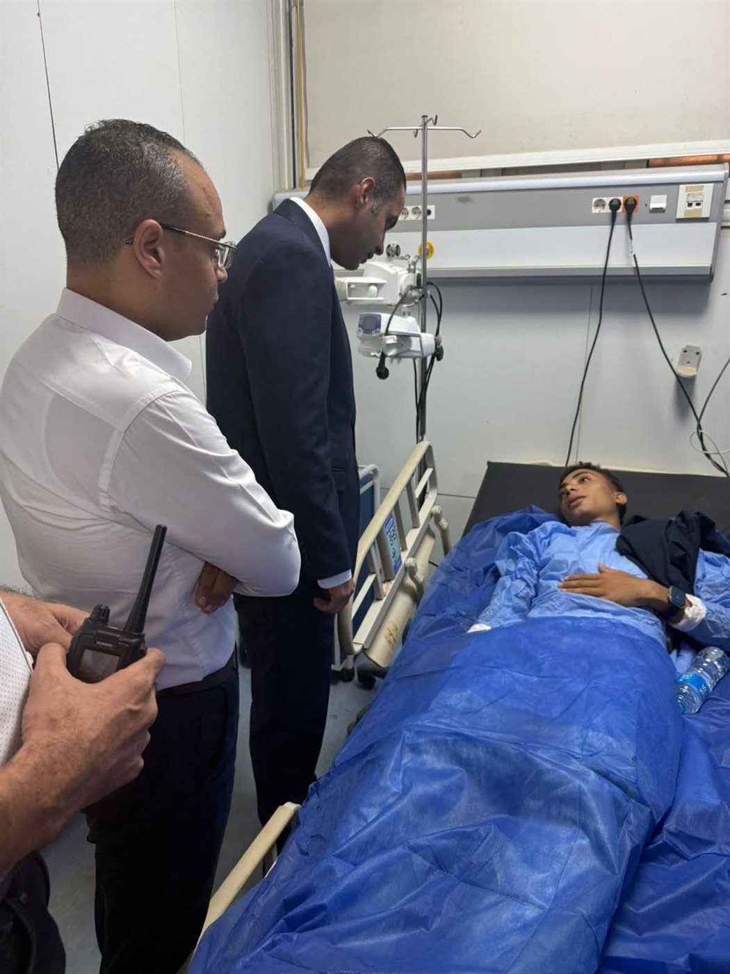 نائب وزير الصحة يتفقد مصابي حادث قطار مطروح داخل المستشف