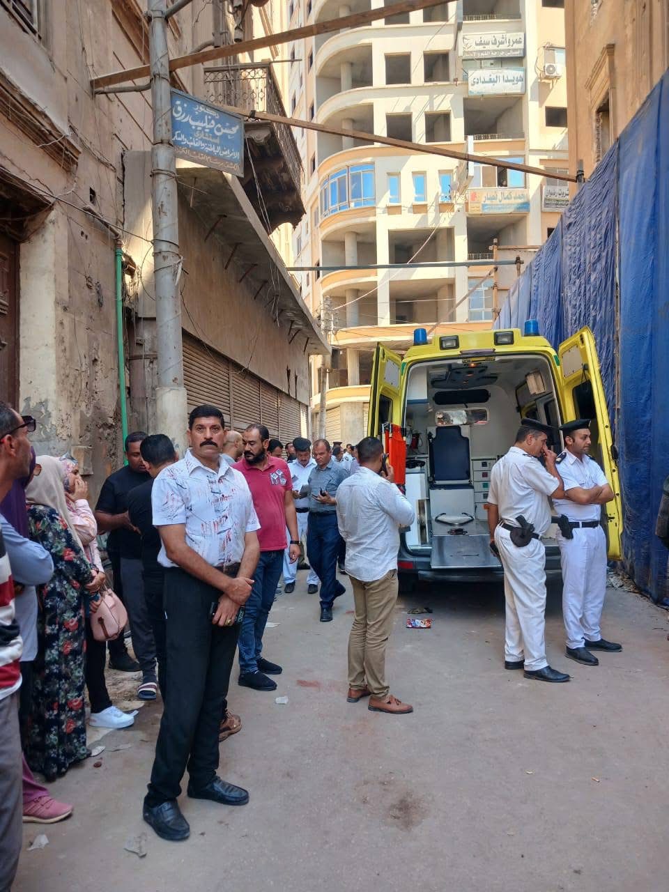 فرق الحماية المدنية تواصل إنقاذ المصابين في عقار المنصورة