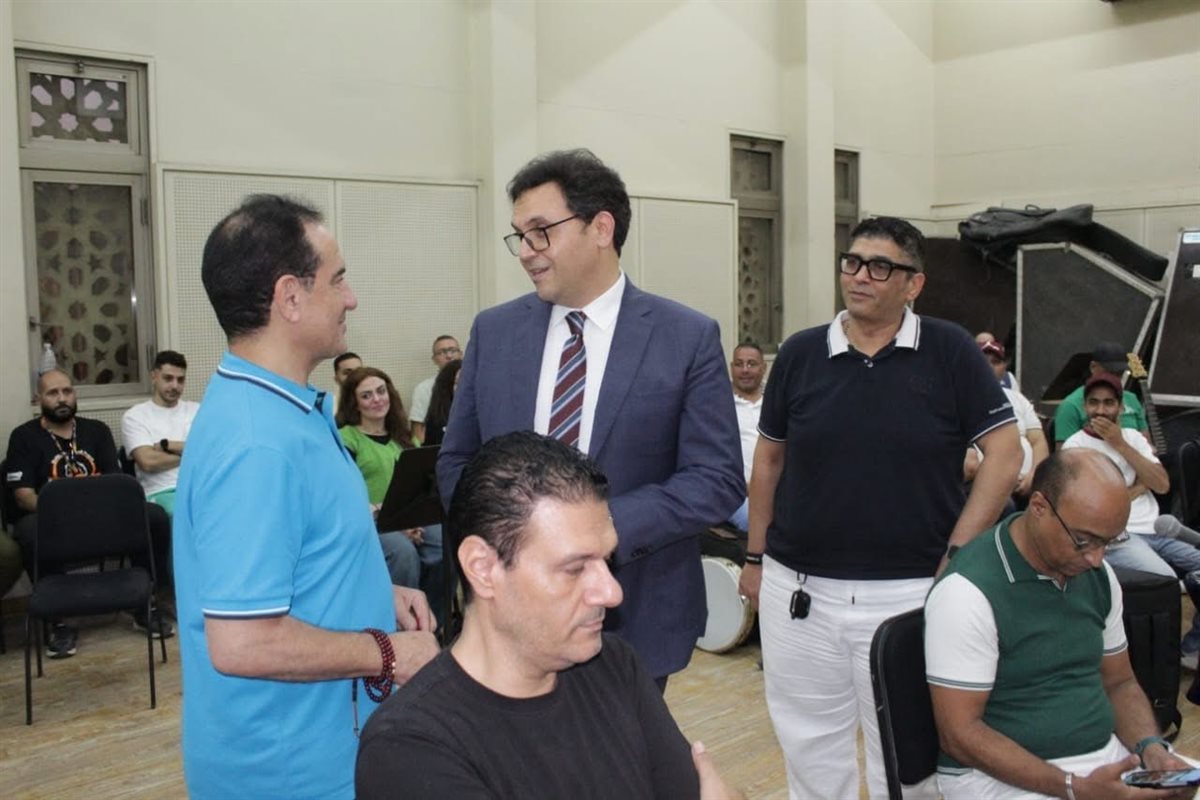وزير الثقافة يشهد بروفات محمد ثروت لاحتفالية المولد النبوي