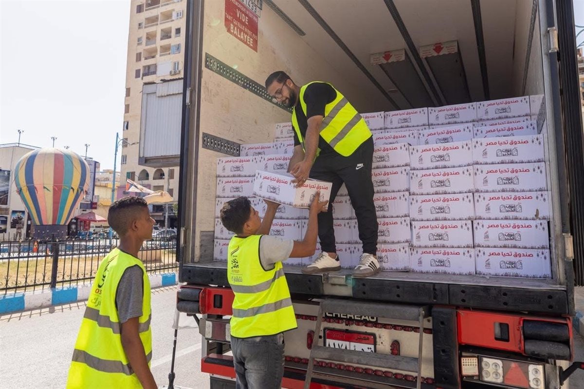 قافلة تحيا مصر توزع مواد غذائية في واحة سيوة