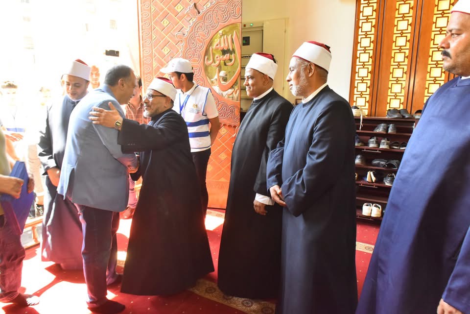 محافظ أسيوط يشارك في احتفال المولد النبوي بمسجد الجامع البقلي