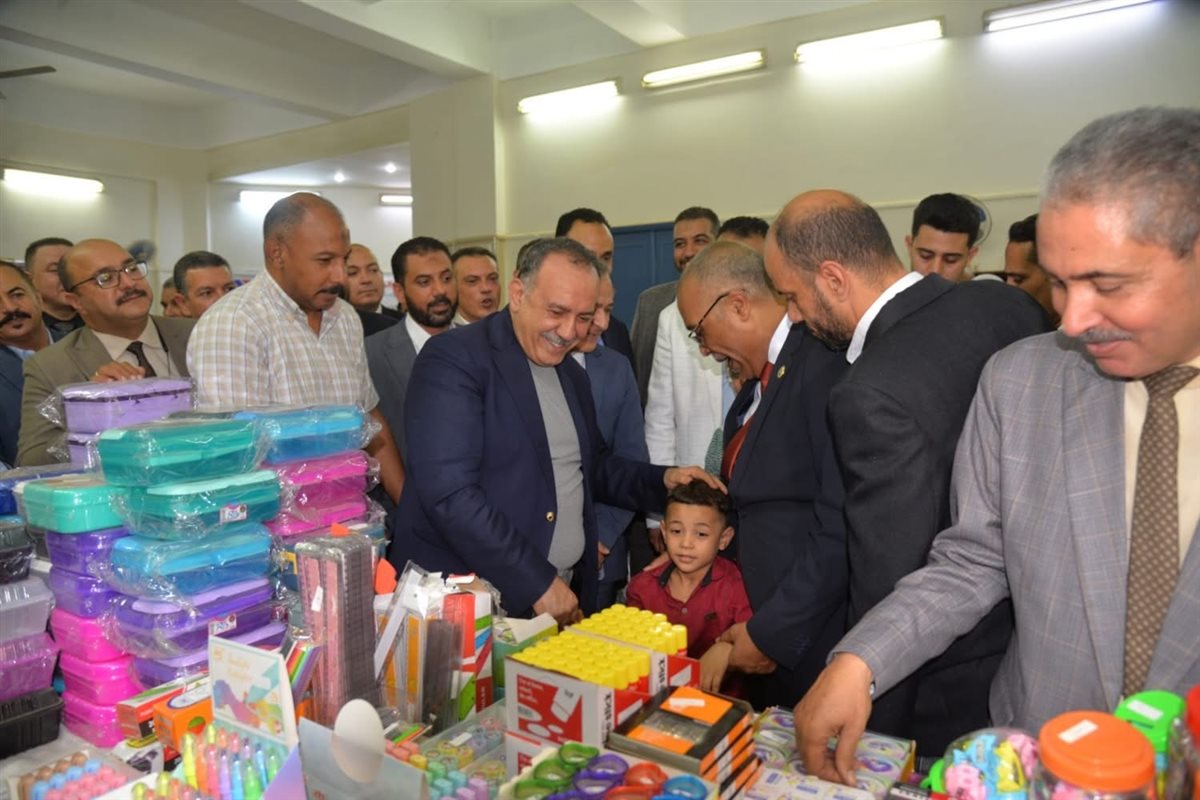 محافظ أسيوط يفتتح معرض المستلزمات المدرسية المخفضة بنادي الواي