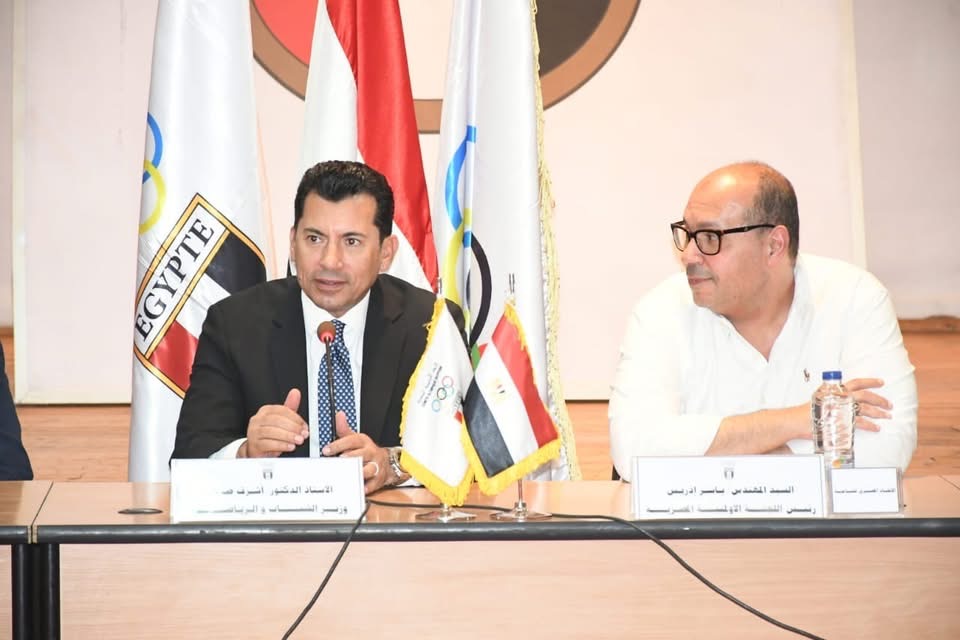 وزير الرياضة يجتمع برؤساء الاتحادات لمتابعة الأكواد الطبية