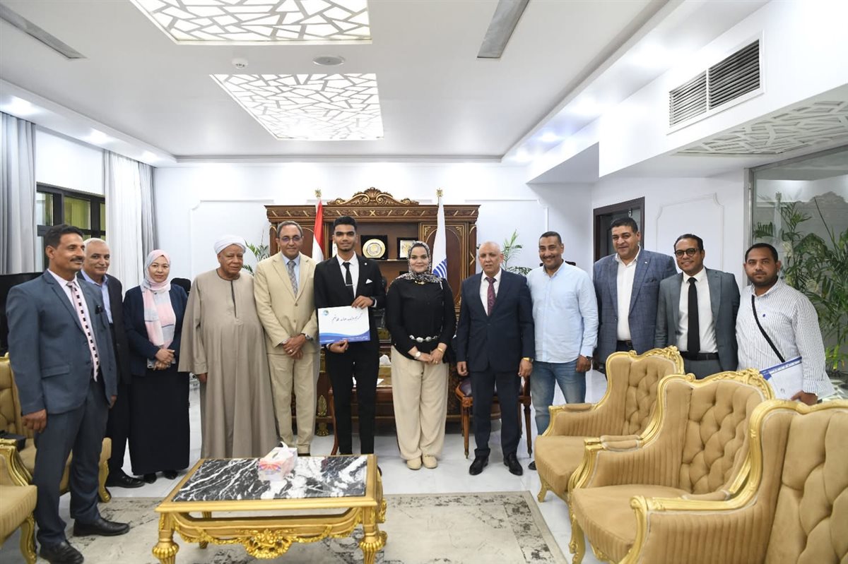 محافظ قنا يسلم عقود عمل لأوائل خريجي مدرسة مياه الشرب