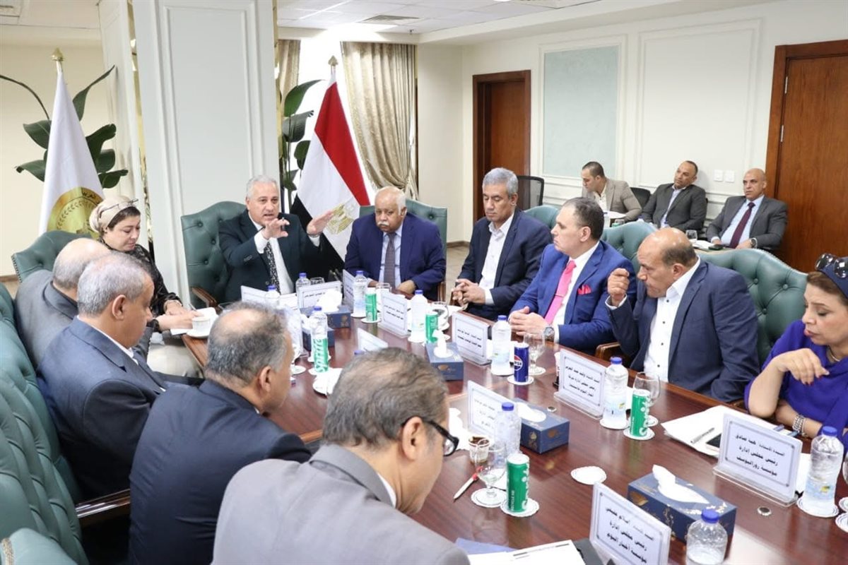 اجتماع موسع لمناقشة الأزمات المالية والإدارية بالمؤسسات القومية