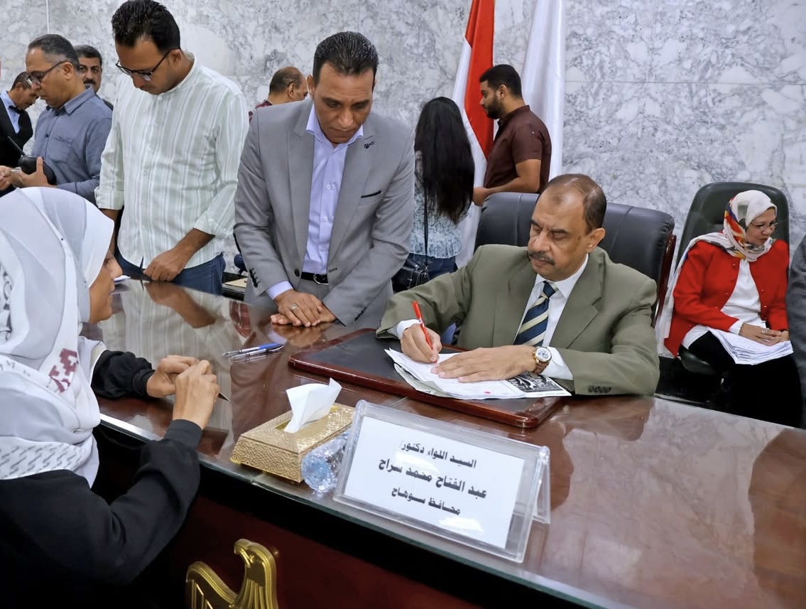 محافظ سوهاج خلال اللقاء الجماهيري الأسبوعي مع المواطنين