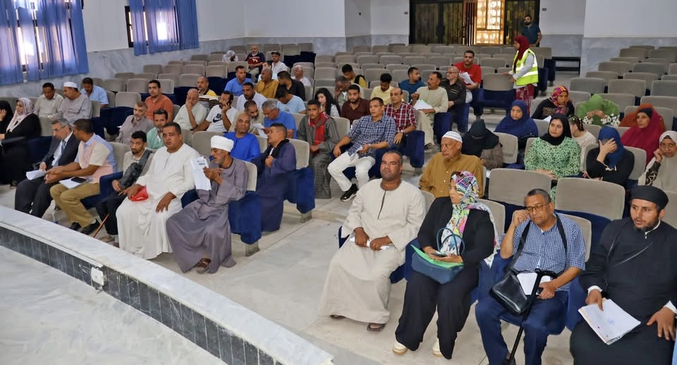 استماع محافظ سوهاج لشكاوى المواطنين وطلبات الدعم المختلفة