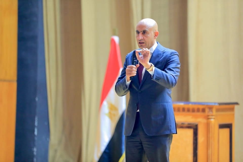 وزير التربية والتعليم خلال لقائه مديري المدارس الابتدائية والإعدادية