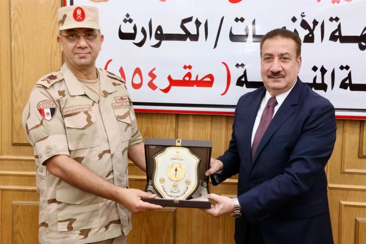 تبادل محافظ المنوفية وقائد قوات الدفاع الشعبي الدروع التذكارية