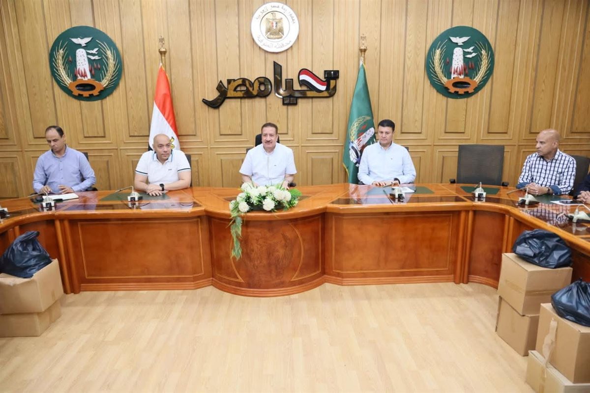 محافظ المنوفية يوزع مساعدات على الأسر المحتاجة