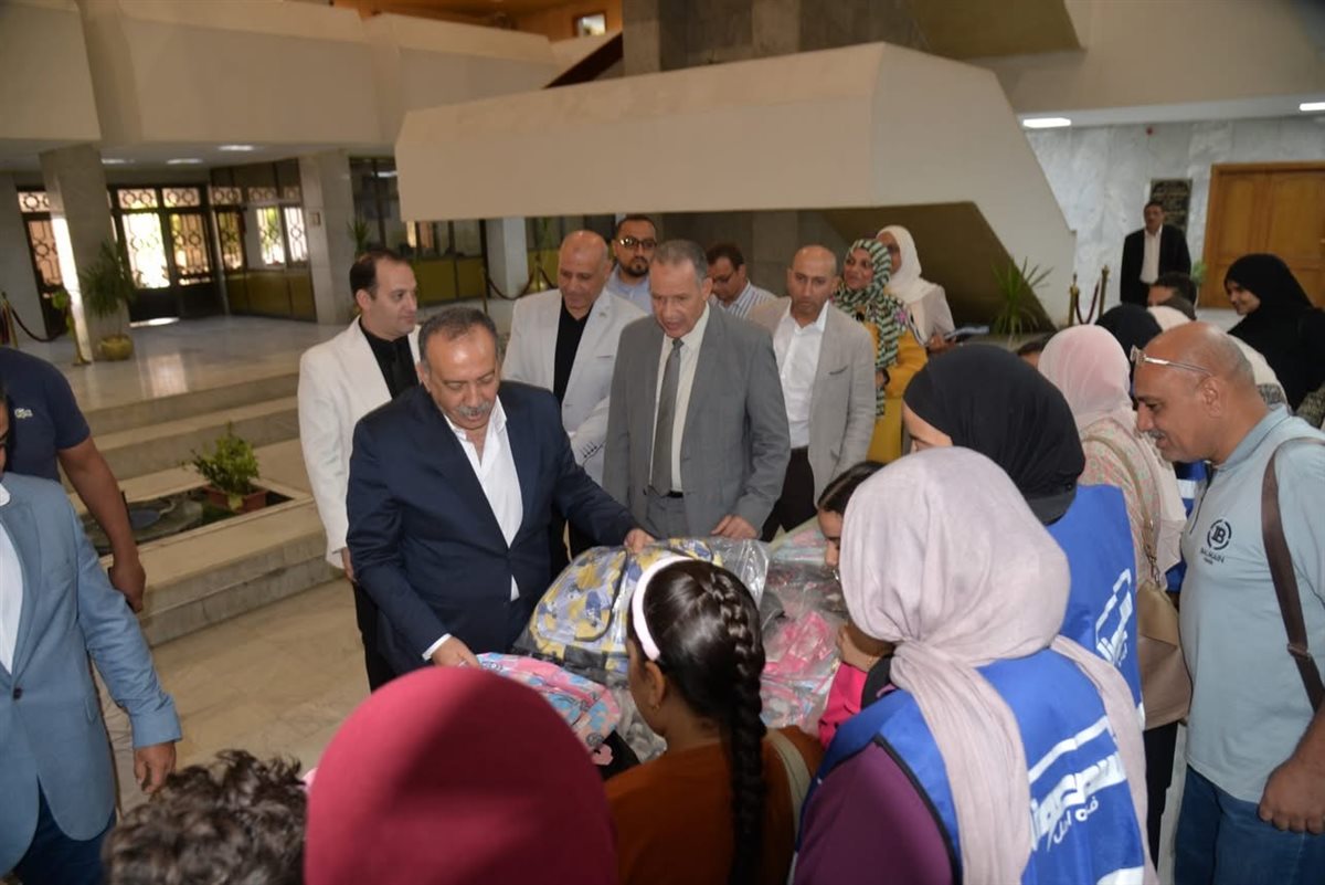 توزيع 2000 حقيبة مدرسية للأطفال الأولى بالرعاية بأسيوط