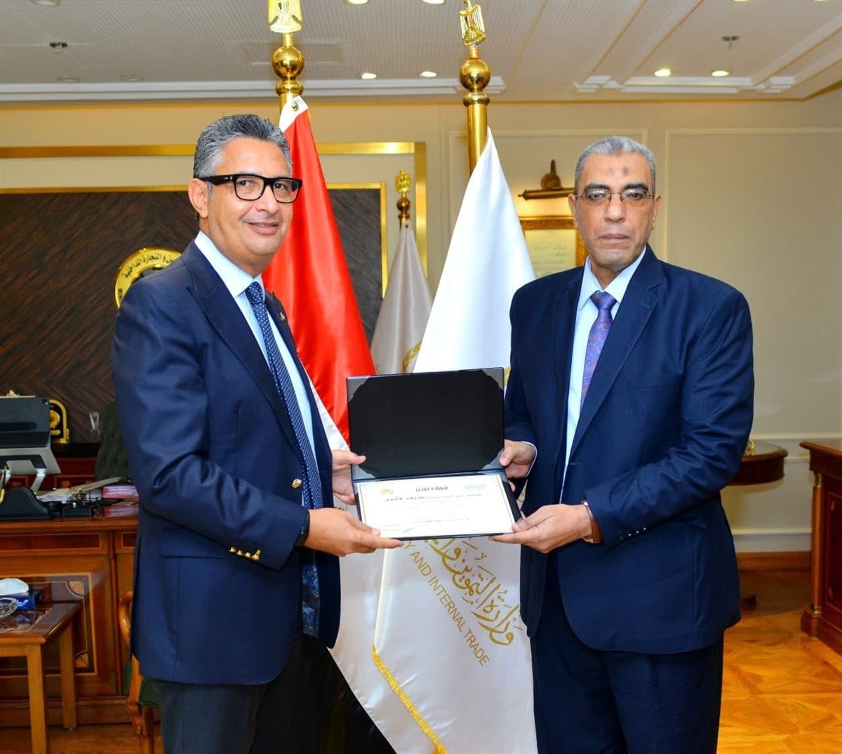 وزير التموين يكرم مدير تموين القاهرة السابق تقديرًا لجهوده