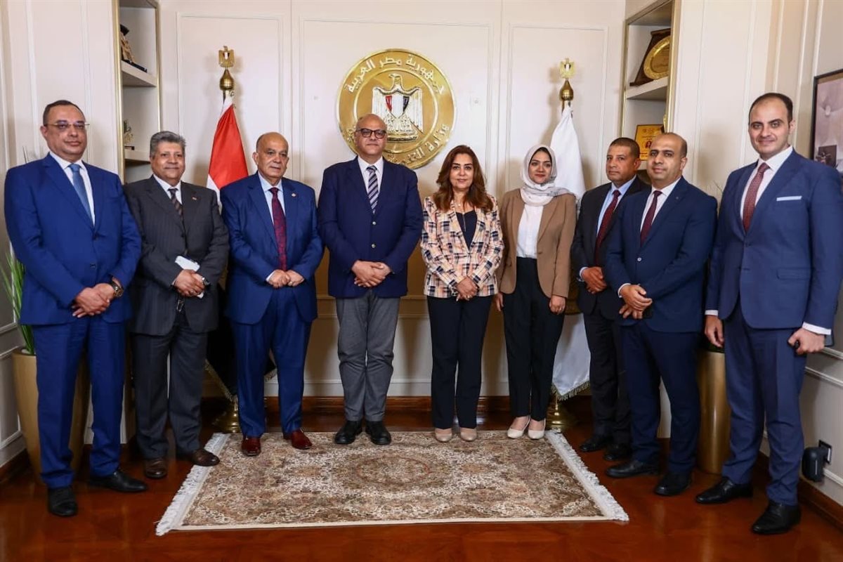 توقيع عقد جديد مع شركة نهضة مصر لتحسين خدمات النظافة في القليوبية