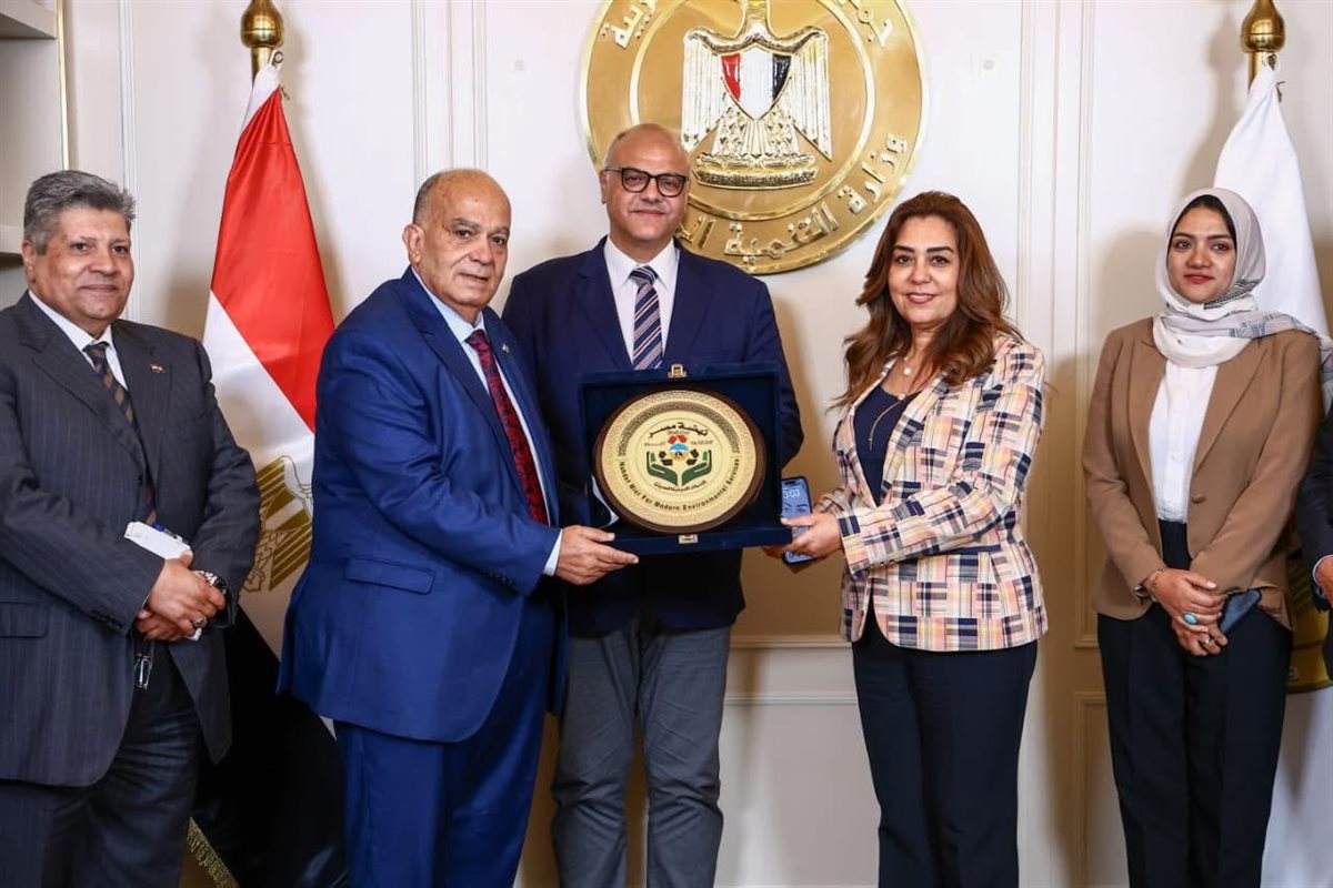 وزيرة التنمية المحلية ومحافظ القليوبية يشهدان توقيع عقد النظافة