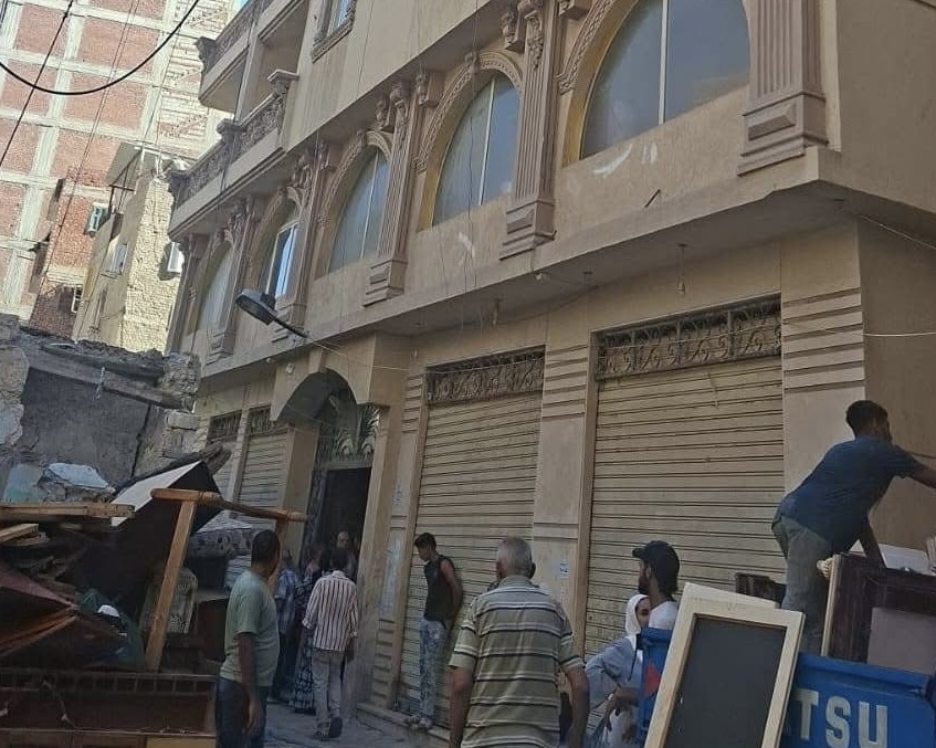 إخلاء السكان من العقارات المخالفة حفاظًا على المواطنين