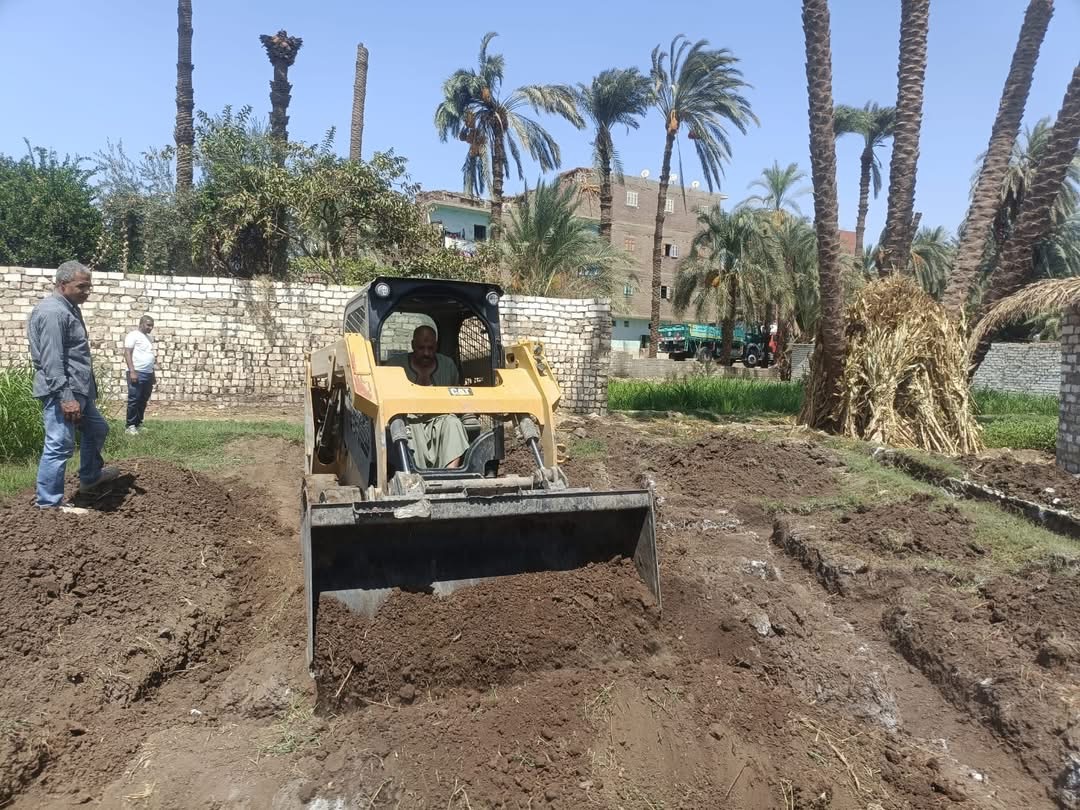 معدات الوحدات المحلية تواصل إزالة مخالفات البناء بأسيوط