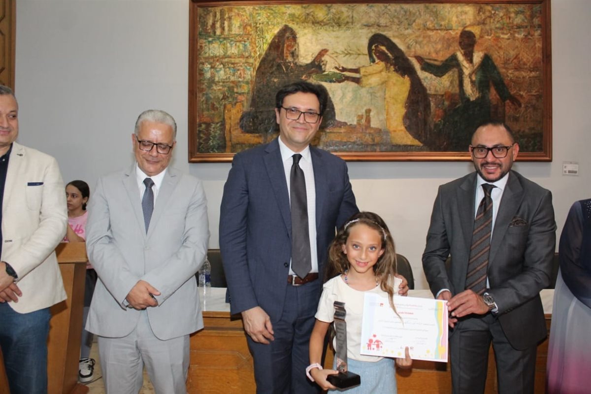 وزير الثقافة يكرم الفائزين بجوائز بينالي القاهرة الدولي لفنون الطفل
