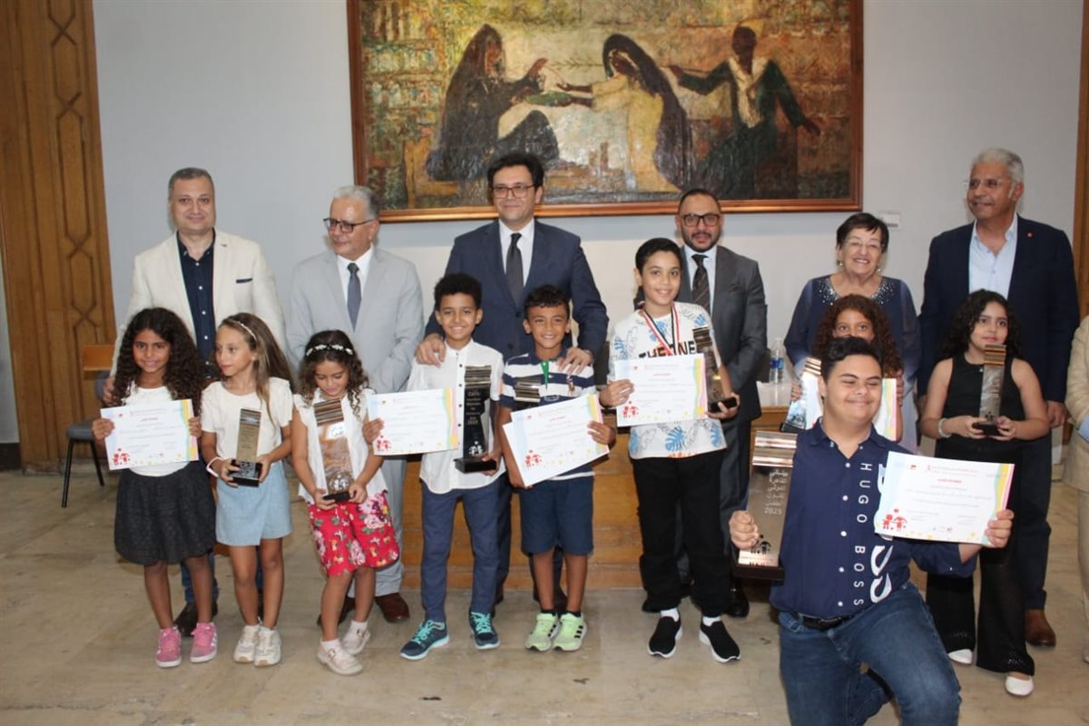 وزير الثقافة يكرم الفائزين بجوائز بينالي القاهرة الدولي لفنون الطفل