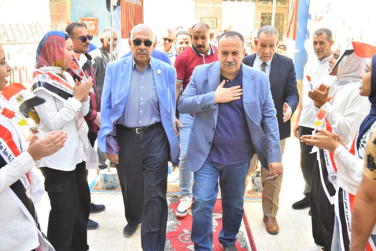 توزيع حقائب مدرسية بقرية النواورة وإطلاق مبادرة عودة الطيور المهاجرة