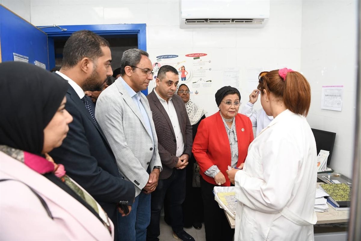 محافظ قنا ونائب وزير الصحة خلال جولتهما بمركز طب الأسرة