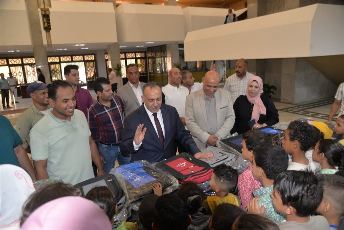 محافظ أسيوط يوزع 350 حقيبة مدرسية على الأسر الأولى بالرعاية