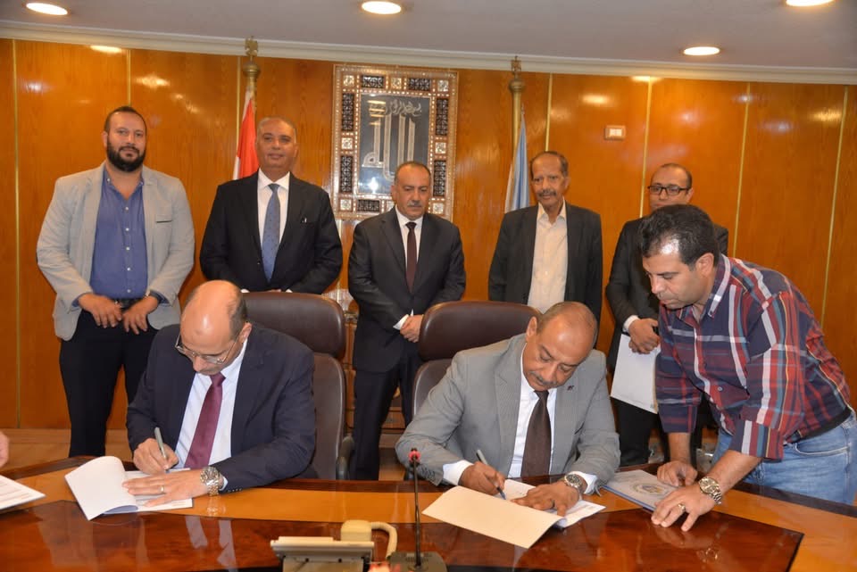 محافظ أسيوط يشهد توقيع بروتوكول تعاون مع البنك الأهلي المصري