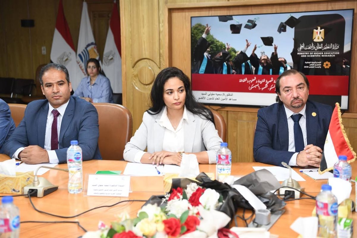 مناقشة مشروع القرية المنتجة المستدامة في قنا