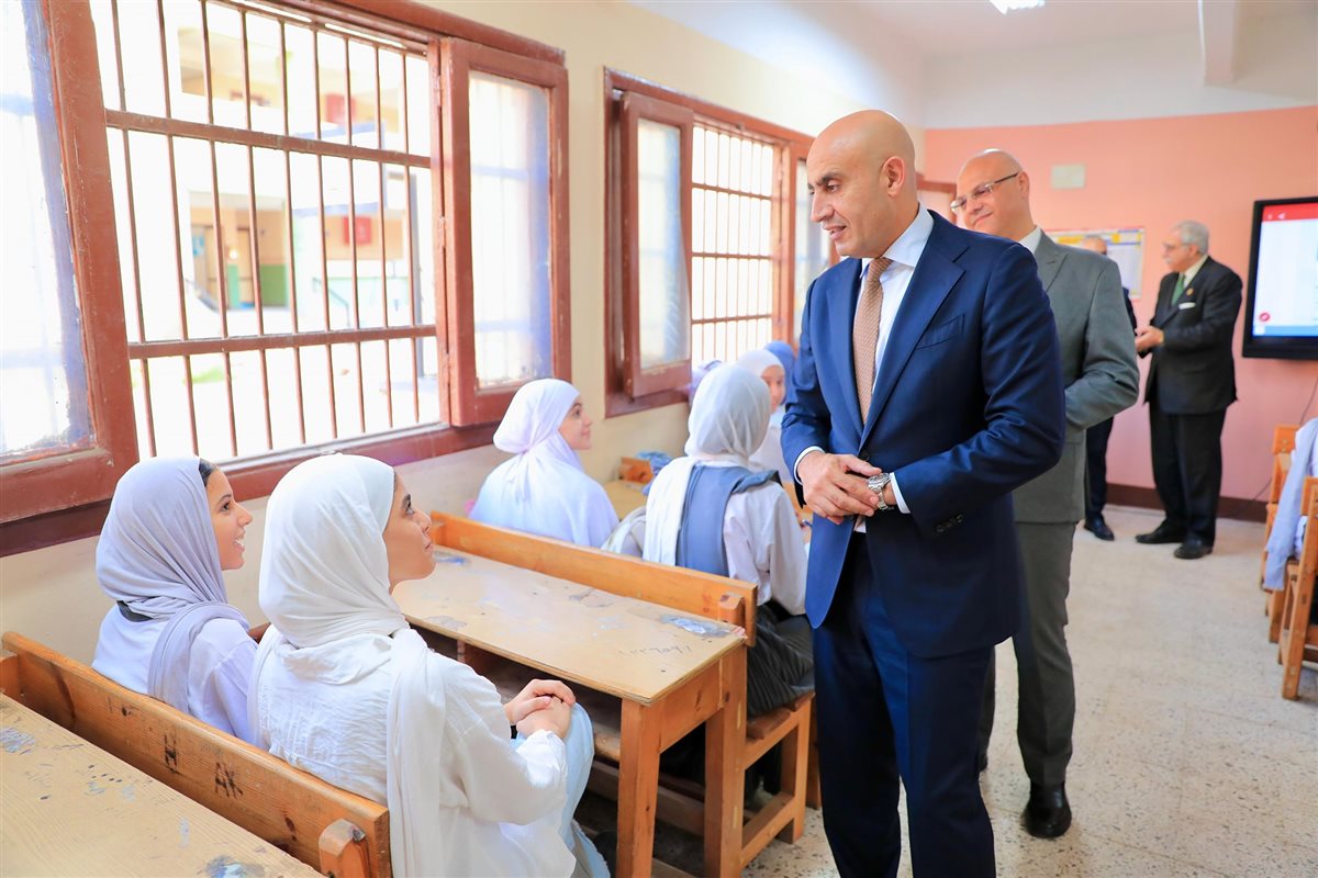 محمد عبد اللطيف يتفقد المدارس ويركز على تطوير المناهج الحديثة