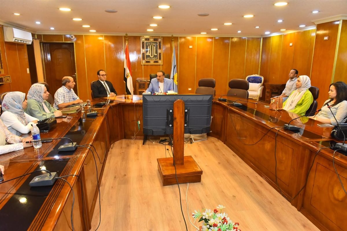 محافظ أسيوط يطلق مشروعات إنتاجية لخريجي الطب البيطري