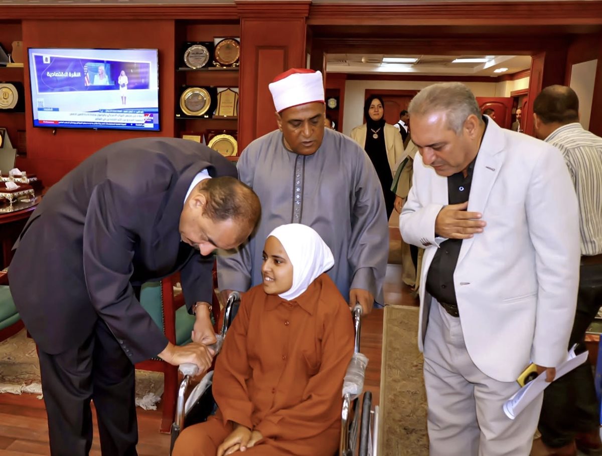 محافظ سوهاج يكرم الطالبة آية السيد مهني الأولى على المحافظة
