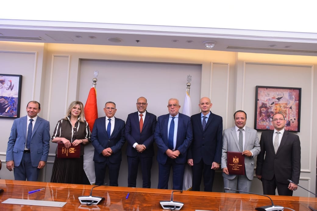 اتفاق بين وزارة العمل واتحاد الغرف السياحية لتأهيل وتقييم السائقين