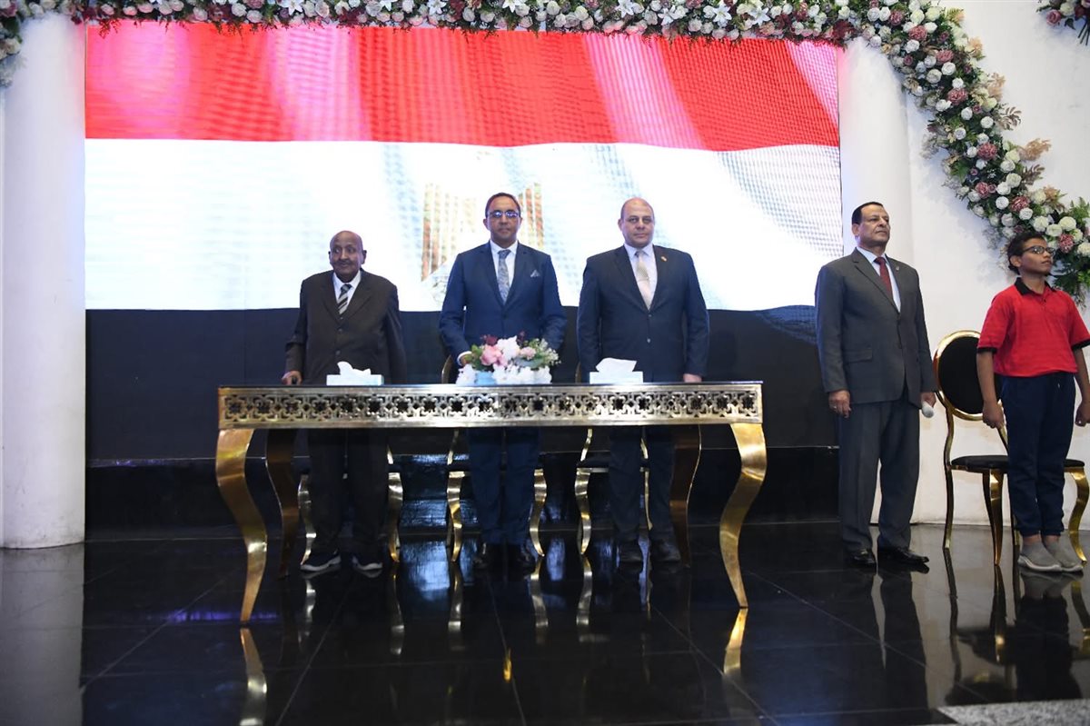 محافظ قنا يسلم عقود تعيين المعلمين الجدد لدعم العملية التعليمية