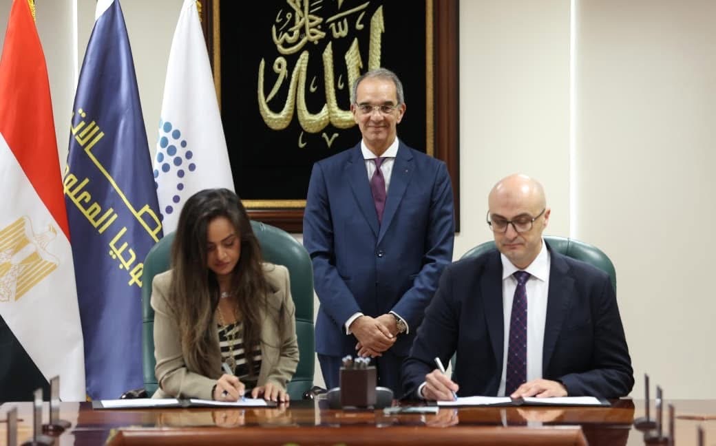 وزير الاتصالات يشهد توقيع تراخيص خدمات إنترنت الأشياء للسيارات
