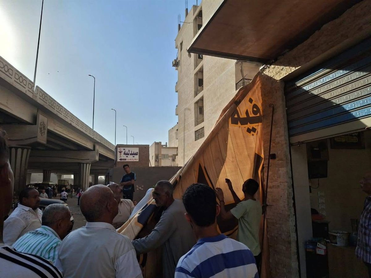 تشميع محلات مخالفة متعدية على الطريق العام بالجيزة