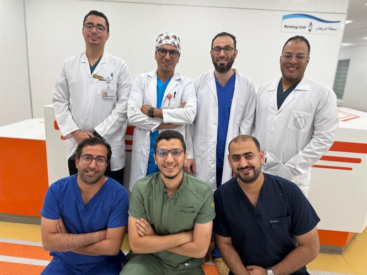 قاد العملية الدكتور أمير البسطويسي وفريق متخصص من جراحي القلب والتخدير والتمريض