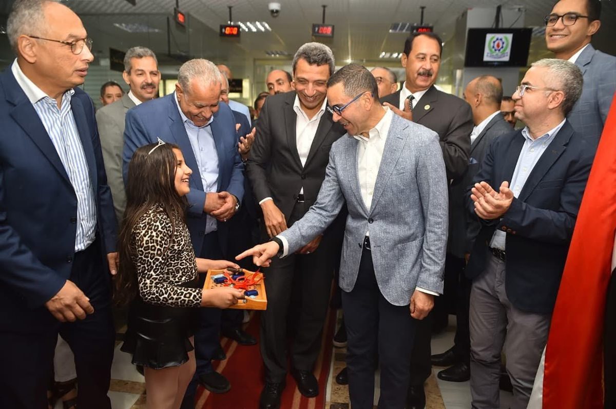 وزير الاستثمار ومحافظ السويس خلال افتتاح مكتب التسجيلات التجارية