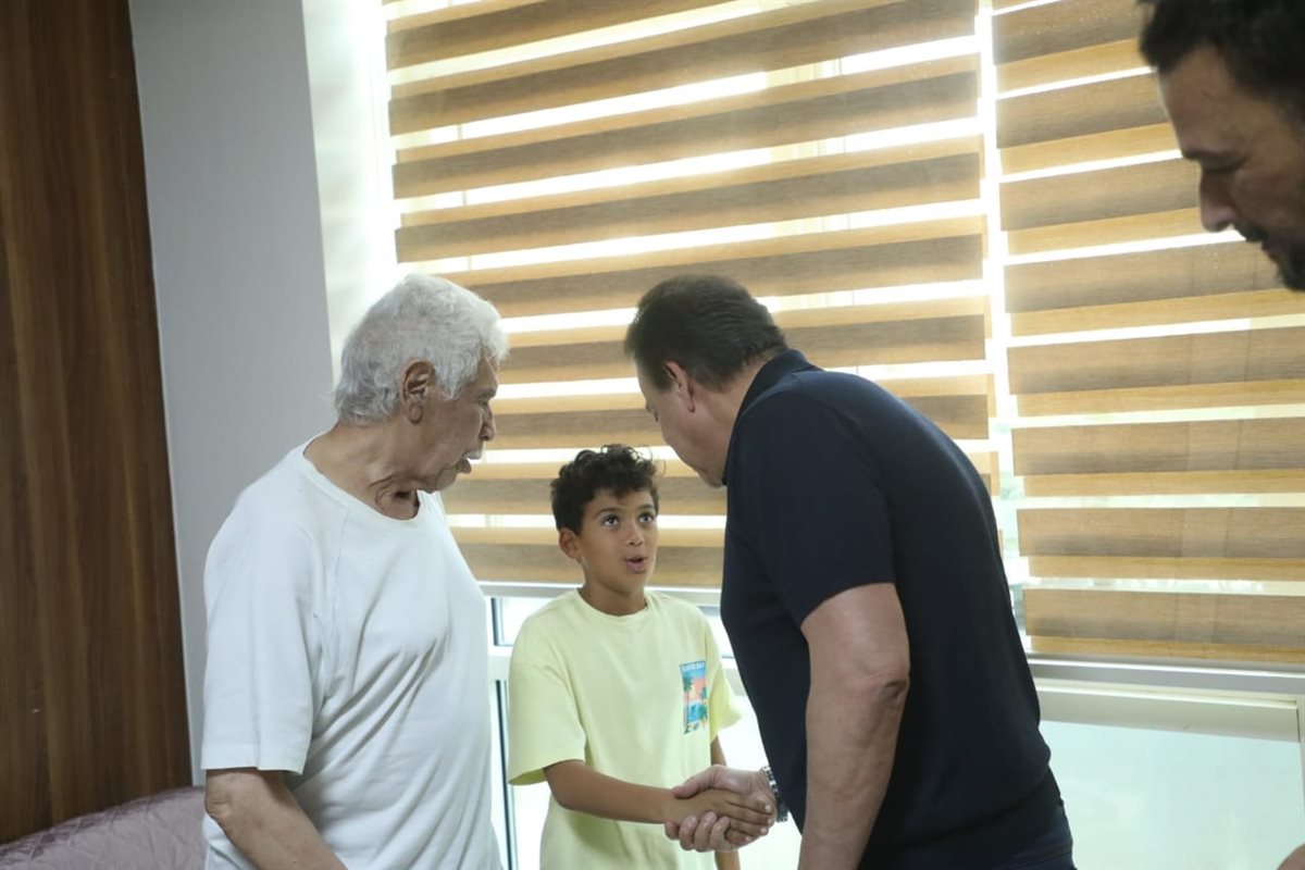 وزير الصحة والسكان يزور الكابتن حسن شحاتة بالمستشفى