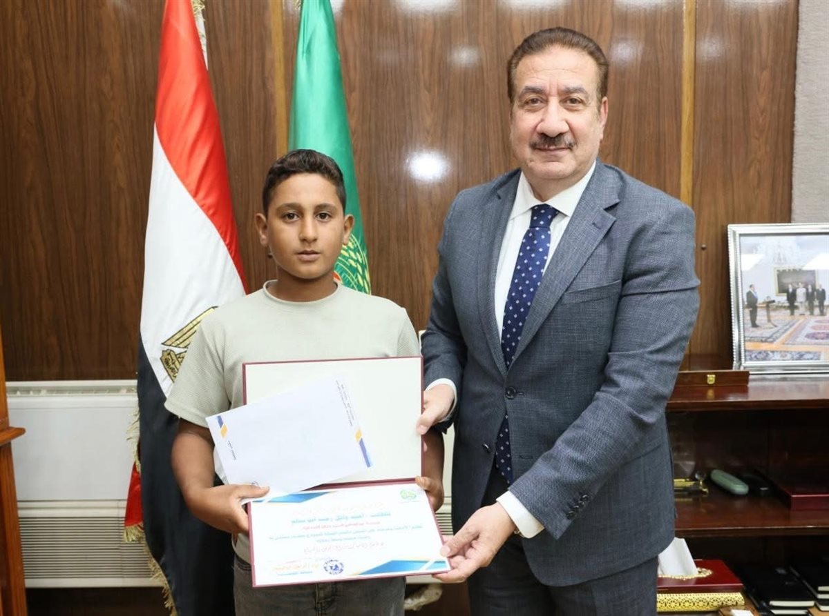 محافظ المنوفية يكرم طلاب ساقية أبو شعرة لأمانتهم وتسليمهم مبلغا ماليا